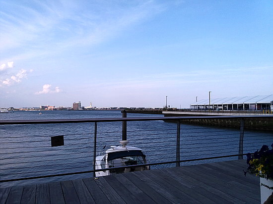 setzte mich in eins der Restaurants mit Blick auf Hafen und Flughafen und genoß mein letztes Abendmahl. setzte mich in eins der Restaurants mit Blick auf Hafen und Flughafen und genoß mein letztes Abendmahl.
