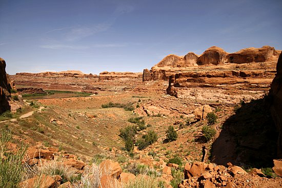 rechts der Poison Spider Mesa. in der Mitte der Bootlegger Canyon. rechts der Poison Spider Mesa. in der Mitte der Bootlegger Canyon.