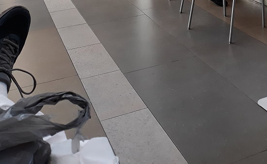 liegend auf der Liege liegend auf der Liege