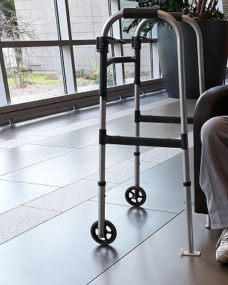 amerikanischer Rollator, immerhin mit 2 Rollen mehr als die Dinger ohne Rollen amerikanischer Rollator, immerhin mit 2 Rollen mehr als die Dinger ohne Rollen
