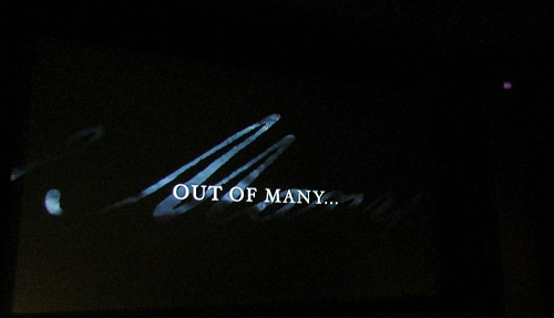 Out of Many - one, Titel des zu Trnen rhrenden Filmes und und Motto der USA - E Pluribis Unum