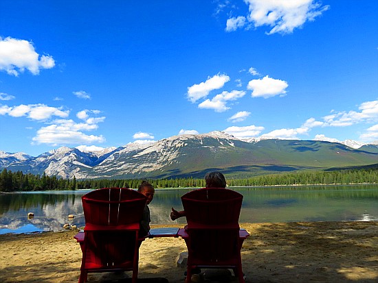 rote Adirondacks am Lake Edith rote Adirondacks am Lake Edith