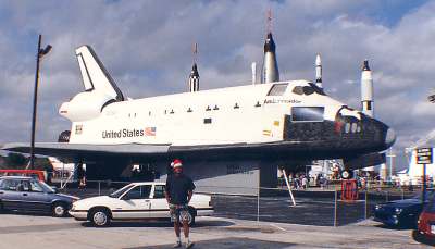 Vor einem Space Shuttle