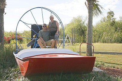 Und so wollte ich auch unbedingt einmal mit einem Propellerboot durch die Everglades brausen, wo ich schon mal da bin… Und so wollte ich auch unbedingt einmal mit einem Propellerboot durch die Everglades brausen, wo ich schon mal da bin…