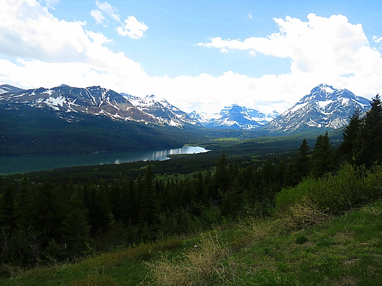 hohe schneebedeckte Berge und groe smaragdgrne Seen