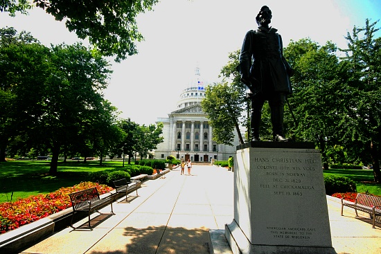 Statue von Hand Christian Heg vor dem Capitol in Madison
