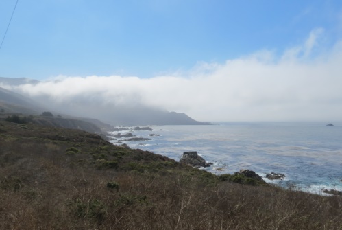 Auch der Nebel ber dem Meer hat sich gehalten. Das macht die Strecke entlang der Kste aber umso attraktiver.