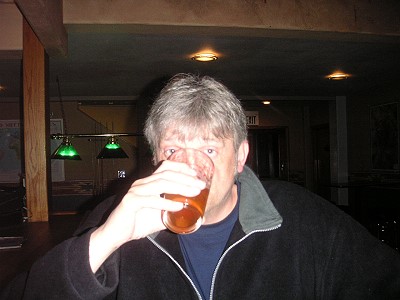 Lal@ trinkt ein halbwegs wohlschmeckendes Bier