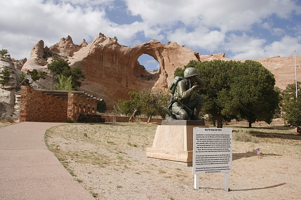 Window Rock mit Statue Window Rock mit Statue