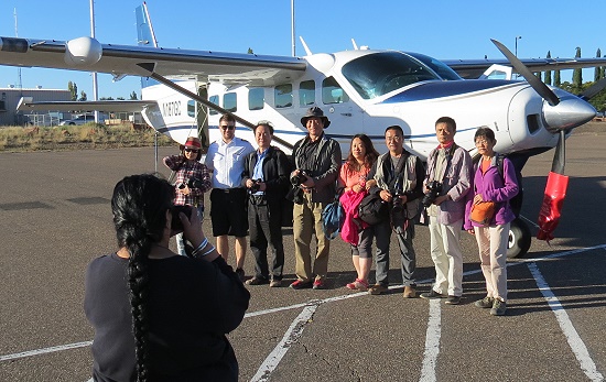 Gruppenfoto mit Kapitän vor dem Abflug. Ich habe mich dezent im Hintergrund gehalten. Gruppenfoto mit Kapitän vor dem Abflug. Ich habe mich dezent im Hintergrund gehalten.