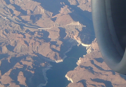 Blick auf den Lake Mead, den Hoover Dam und die immer noch nicht fertig gestellte Brücke.