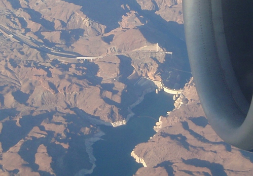 Blick auf den Lake Mead, den Hoover Dam und die immer noch nicht fertig gestellte Brücke. Blick auf den Lake Mead, den Hoover Dam und die immer noch nicht fertig gestellte Brücke.