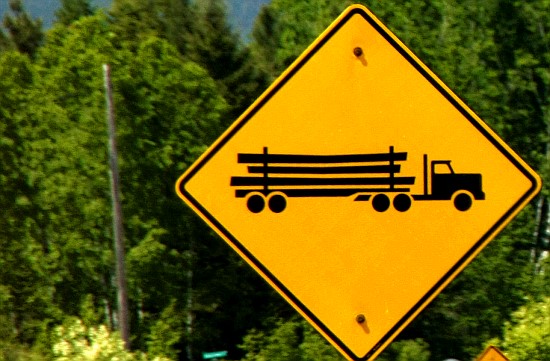 Warnschild vor Holztransportern