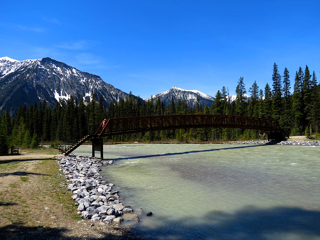 Eine Brcke schmiegt sich harmonisch in die Landschaft ein.