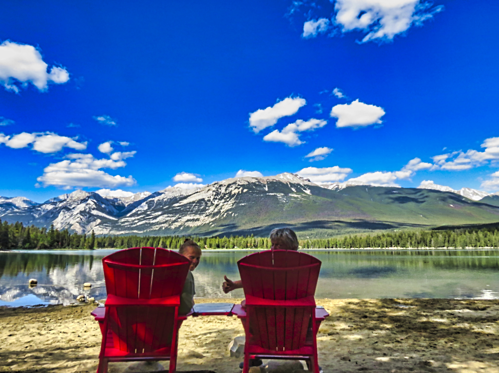 rote Adirondacks am Lake Edith