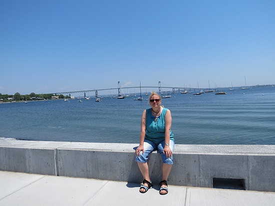 Jamestown mit Blick auf die  Claiborne Pell Newport Bridge