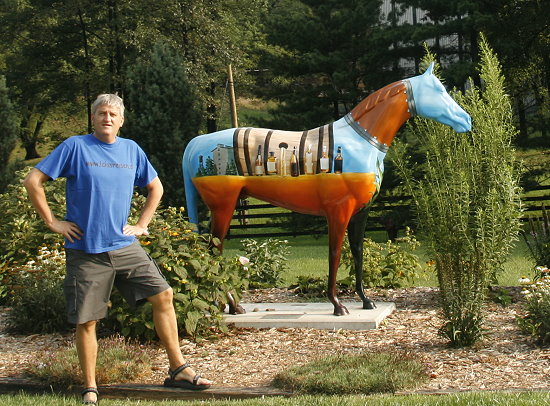 Bei Jim Beam steht ein Pferd im Park
