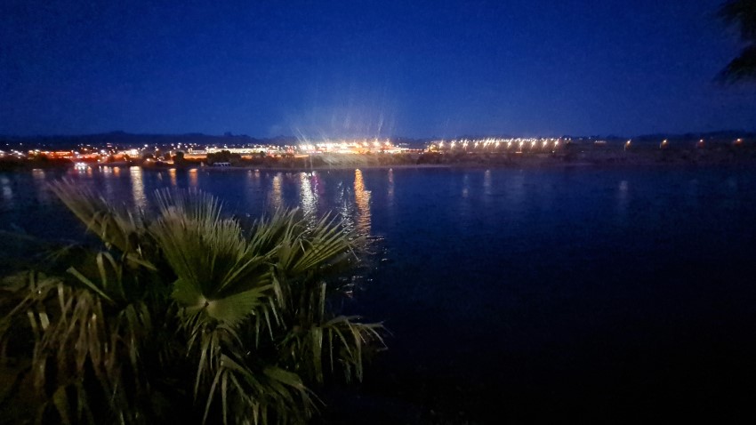 Laughlin Boardwalk mit Blick auf Bullhead City