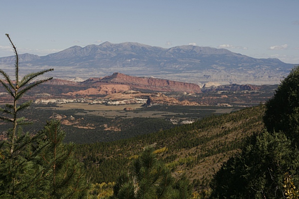 Blick von einem View Point auf die Waterpocket Fold und die Henry Mountains