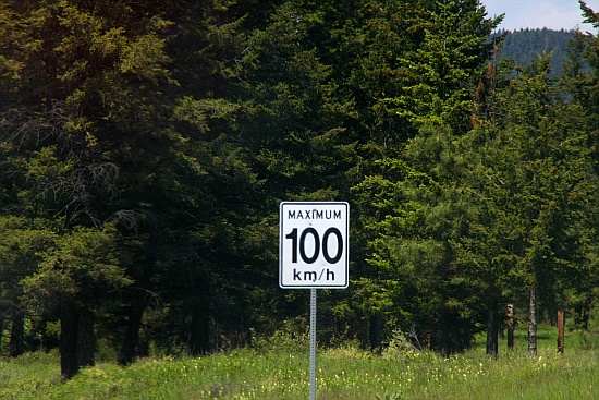 Auf den ausgebauten Landstraßen ist 100 die Maximum Geschwindigkeit Auf den ausgebauten Landstraßen ist 100 die Maximum Geschwindigkeit
