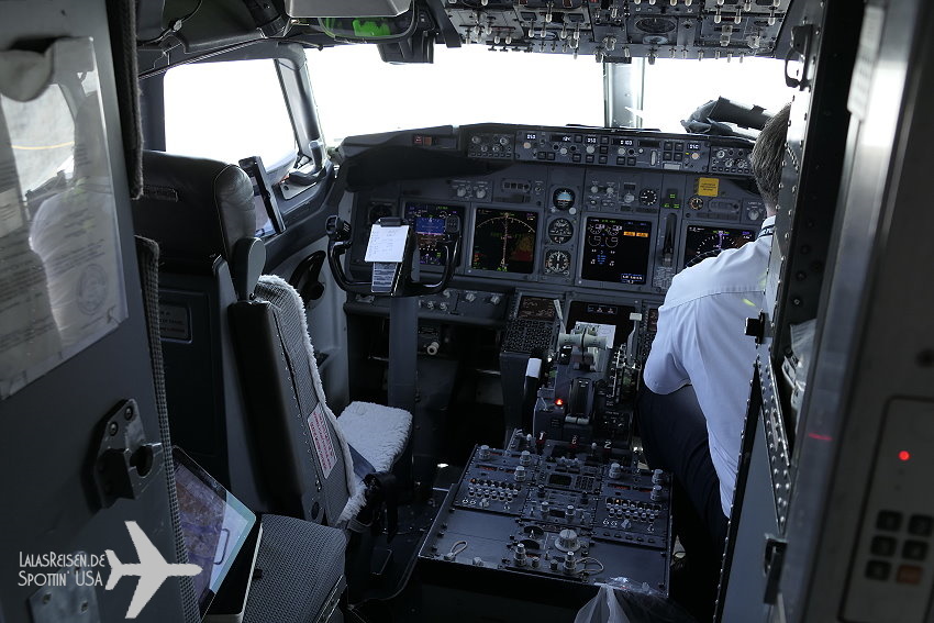 Cockpit B737-700 Alaska Airlines