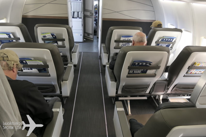 Boeing 737-790 (WL) - N611AS First Class