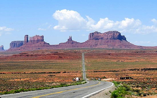 Auf dem Weg liegt das jederzeit monumentale Monument Valley Auf dem Weg liegt das jederzeit monumentale Monument Valley