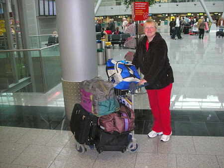 Uli und unser Gepck am Flughafen Dsseldorf. Seit nur noch 2x23 kg erlaubt sind, fliegen wir immer mit einer 3. Tasche, um evtl. Overgewichte auszugleichen,