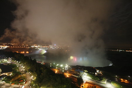 Blick aus dem Zimmer auf die beleuchteten Niagara Flle