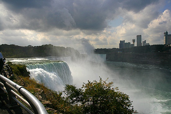 Blick auf die canadische Seite der Niagara Falls Blick auf die canadische Seite der Niagara Falls