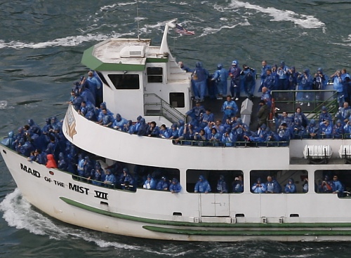 Maid of the Mist von der amerikanischen Seite aus gesehen. Maid of the Mist von der amerikanischen Seite aus gesehen.