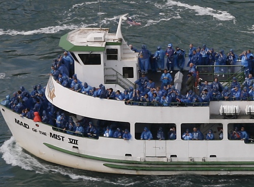 Maid of the Mist von der amerikanischen Seite aus gesehen.