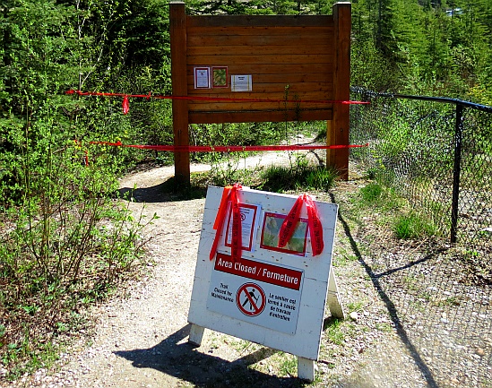frisch gezogene Absperrbänder frisch gezogene Absperrbänder