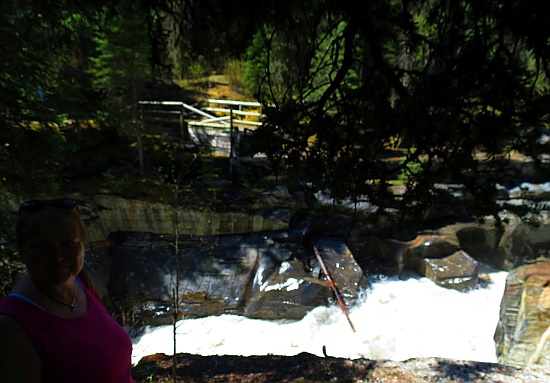 Muna Falls mit eingestürzter Brücke Muna Falls mit eingestürzter Brücke