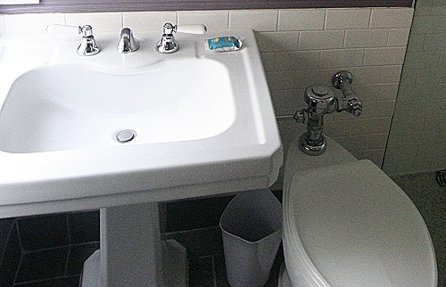 Das Designer-Badezimmer kennt immer noch kein Hänge-WC mit Hinterwandinstallation Das Designer-Badezimmer kennt immer noch kein Hänge-WC mit Hinterwandinstallation
