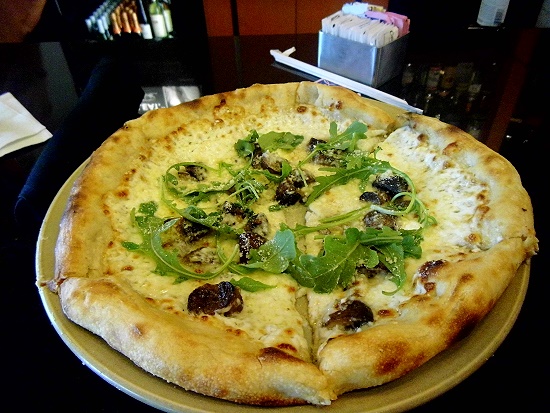 Roasted Mushroom Pizza. Mit Knoblauchcreme, Ziegenkäse, Arugula (was auch immer das sein mag) und Parmesan. Roasted Mushroom Pizza. Mit Knoblauchcreme, Ziegenkäse, Arugula (was auch immer das sein mag) und Parmesan.