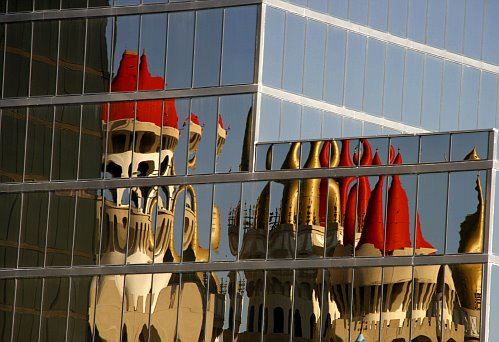 Excalibur - gesehen durch die Fenster des Luxor Excalibur - gesehen durch die Fenster des Luxor