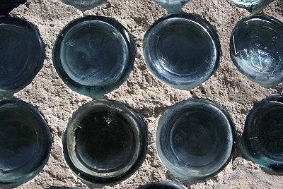 om Kellys Bottle House Rhyolite om Kellys Bottle House Rhyolite