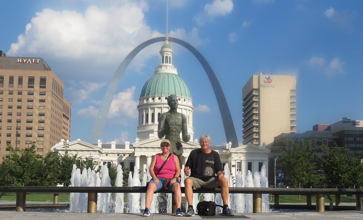 Blick von Kiener Plaza Park auf der Old Courthouse und den Arch Blick von Kiener Plaza Park auf der Old Courthouse und den Arch