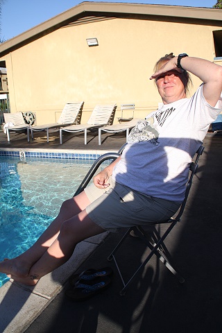 lieber mit kurzen Hosen am Pool zu sitzen als mit langen arbeiten zu gehen