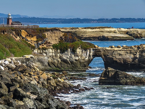 Santa Cruz - es gibt eine Naturbrücke im Meer Santa Cruz - es gibt eine Naturbrücke im Meer