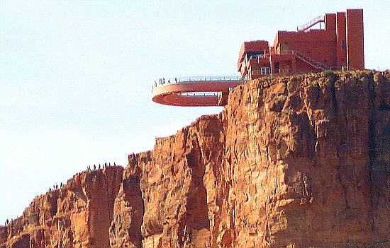 Blick von unten auf den Skywalk Blick von unten auf den Skywalk