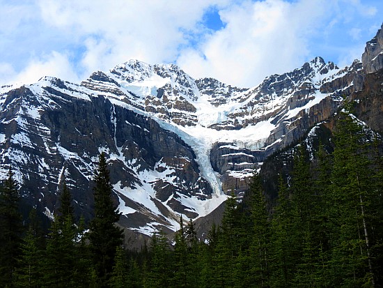 schneebedeckte Berge im Hintergrund