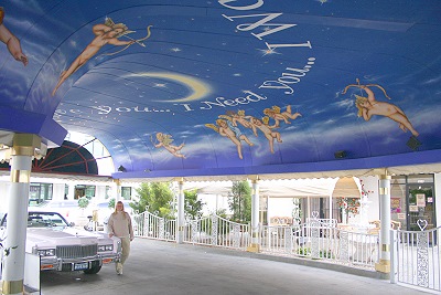 In der Wedding Drive Through Arcade In der Wedding Drive Through Arcade