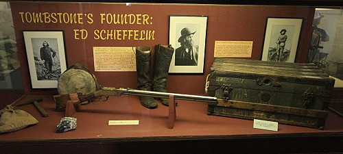 buddelt weit entfernt in der W�ste Arizonas Edward Lawrence Schieffelin im Sand nach Silber