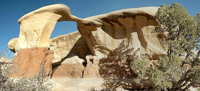 Metate Arch - Devil's Garden - Hole-in-the-Rock-Road