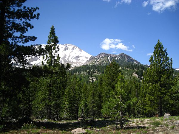 Im Vordergrund Crescent Crater und Lassen Peak im Hintergrund Im Vordergrund Crescent Crater und Lassen Peak im Hintergrund