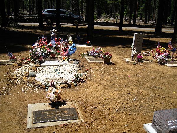 Friedhof mitten im Wald Friedhof mitten im Wald