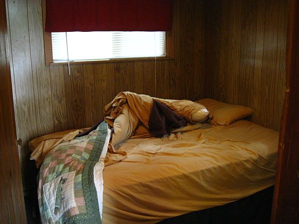 das Bett ist nur minimal kleiner als das Schlafzimmer das Bett ist nur minimal kleiner als das Schlafzimmer