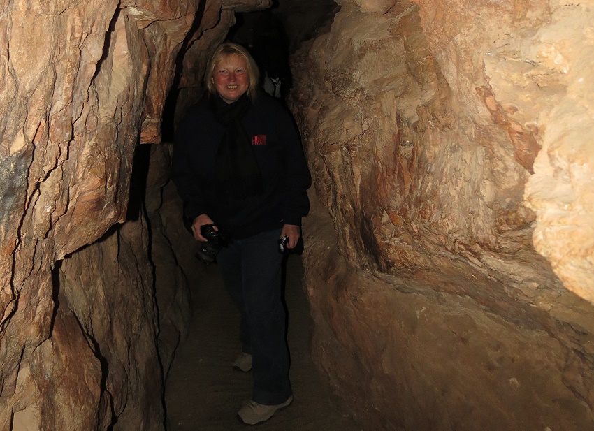 Tour durch schmale und niedrige Gänge Tour durch schmale und niedrige Gänge